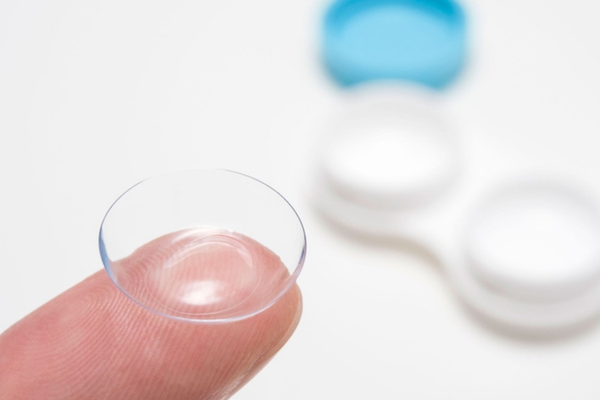 Đeo lens mắt có chất liệu an toàn