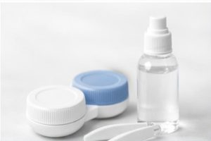 Hộp đựng lens, dung dịch ngâm và dụng cụ vệ sinh kính áp tròng.