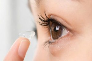 Đặt kính áp tròng vào mắt đúng cách, đảm bảo vệ sinh và an toàn.